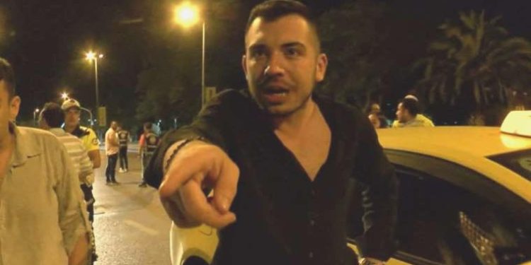 Kadıköy’de kontrolde ceza uygulanan alkollü şoför güç anlar yaşattı: ‘Görevinizi yapabilirsiniz ancak paylaşamazsınız’