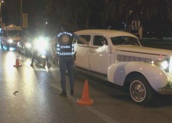 Kadıköy’deki trafik kontrollerine yakalanan ehliyetsiz şoför: ‘Şimdi ararım ve buraya yığarım’