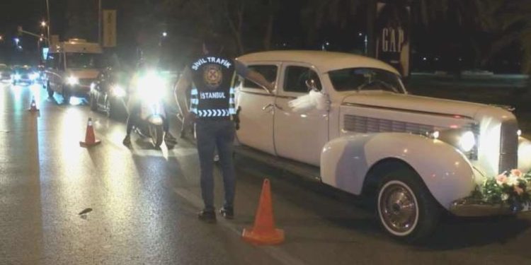 Kadıköy’deki trafik kontrollerine yakalanan ehliyetsiz şoför: ‘Şimdi ararım ve buraya yığarım’