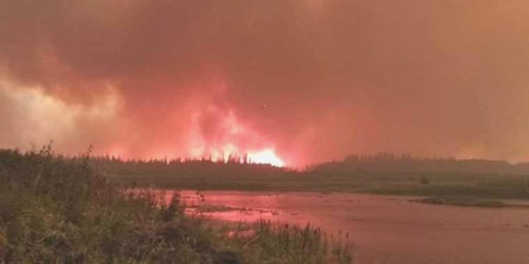 Kanada’da yangınlar sürüyor: Hay River kasabasına tahliye buyruğu