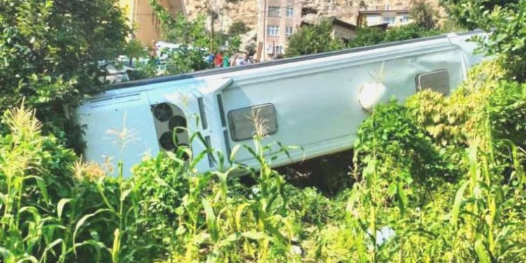 Karaman’da feci kaza! Cins otobüsü, meskenin bahçesine devrildi: 24 yaralı