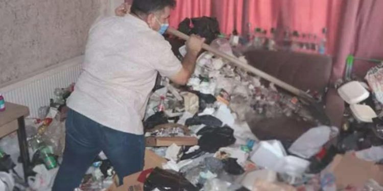 Kayseri’de kiracının terk ettiği konuttan kilolarca çöp çıktı