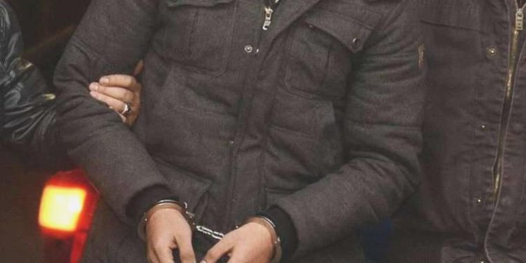 Kendisini kamu vazifelisi olarak tanıtıp öğrenciyi dolandırdı!