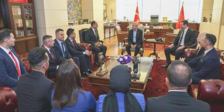 Kılıçdaroğlu, Atanamayan Uzman Çavuşlar Derneği ile bir ortaya geldi