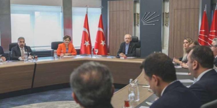 Kılıçdaroğlu, CHP İstanbul İlçe Liderlerini ile bir ortaya geldi