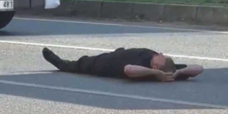 Kimse mana veremedi: Yolun ortasına uzanıp trafiği tehlikeye attı