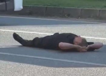 Kimse mana veremedi: Yolun ortasına uzanıp trafiği tehlikeye attı