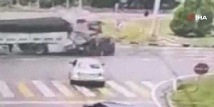 Kırmızı ışık ihlali yapan TIR şoförü faciaya neden oldu: 2 kişi hayatını kaybetti!