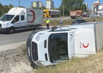 Kızılay’ın kan toplama aracı devrildi: 1 yaralı