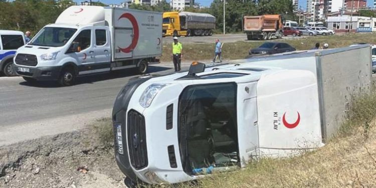 Kızılay’ın kan toplama aracı devrildi: 1 yaralı