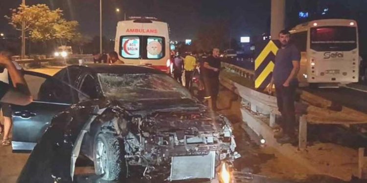 Kocaeli’de araba bariyerlere çarptı: Belediye lider yardımcısı mevtten döndü