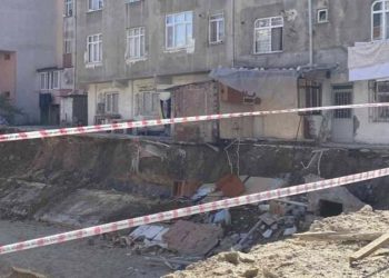Küçükçekmece’de istinat duvarı çöktü: 2 bina tahliye edildi