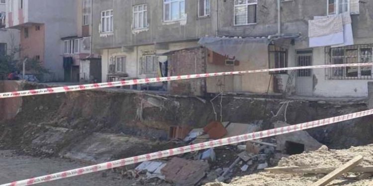 Küçükçekmece’de istinat duvarı çöktü: 2 bina tahliye edildi