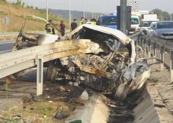 Kuzey Marmara Otoyolu’nda fecî kaza… Bariyerin önünden girip gerisinden çıktığı araba alev aldı: 2 kişi yanarak öldü!