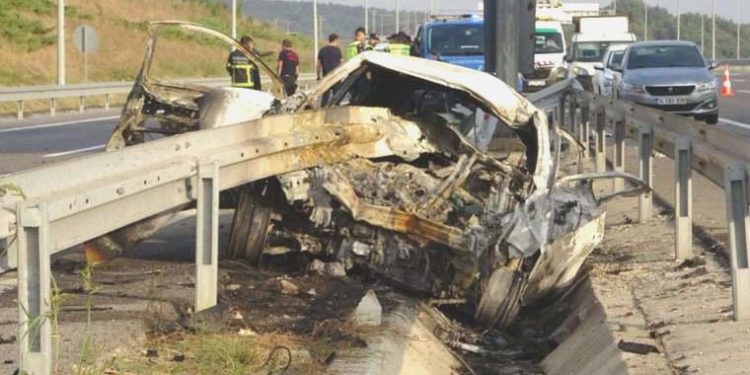 Kuzey Marmara Otoyolu’nda fecî kaza… Bariyerin önünden girip gerisinden çıktığı araba alev aldı: 2 kişi yanarak öldü!