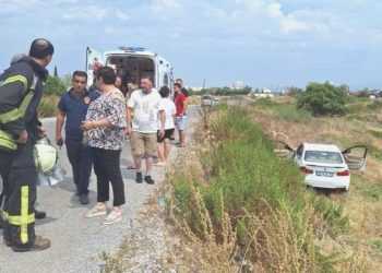 Manisa’da araba yol kenarındaki yere uçtu: 2’si çocuk 3 yaralı