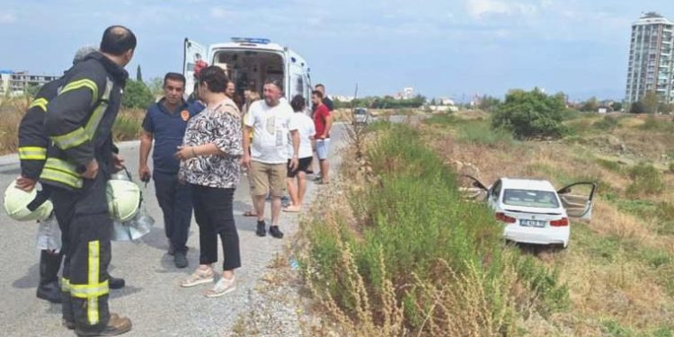 Manisa’da araba yol kenarındaki yere uçtu: 2’si çocuk 3 yaralı