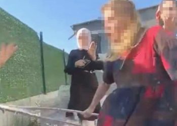 Manzaralar kameraya yansıdı: İşverenden hacze gelen avukata koltuk değnekli akın