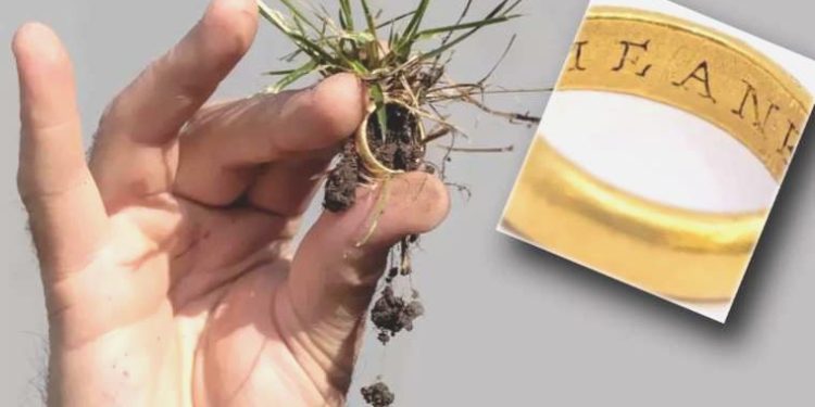 Metal dedektörü ile buldular… 460 yıllık yüzükteki gizemli bildiri