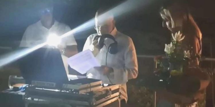 Milyoner bankacı, evlilik teklifi merasiminde nişanlısını aldatmakla suçladı