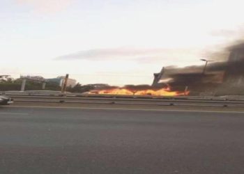 Minibüs alev topuna döndü, E-5’te trafik durma noktasına geldi!