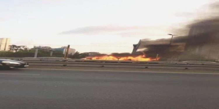 Minibüs alev topuna döndü, E-5’te trafik durma noktasına geldi!