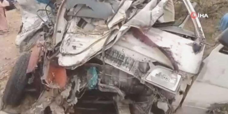 Pakistan’da minibüsle kamyon çarpıştı: 7 meyyit