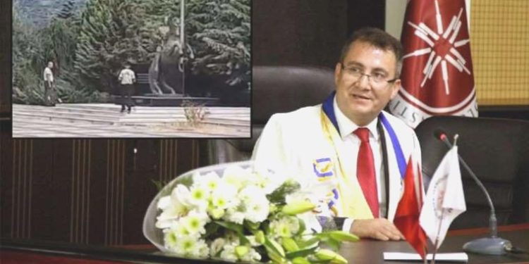 Rektörden Atatürk heykeli önünde nöbet tutma cezası!