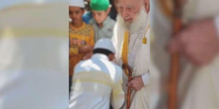 Şanlıurfa’da çocuklara pirin elini öptürdüler!