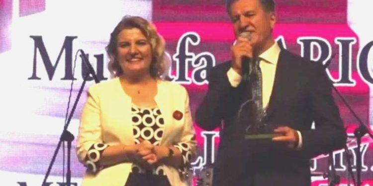 Sarıgül’e “En güzel toplumsal medya kullanan siyasetçi” mükafatı verildi