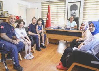 Sarsıntıda yıkılan apartmandan sağ çıktılar: Enkaz altındaki ailesini, tükürüğüyle hayata bağladı