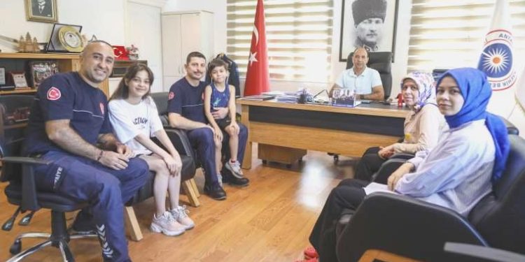 Sarsıntıda yıkılan apartmandan sağ çıktılar: Enkaz altındaki ailesini, tükürüğüyle hayata bağladı