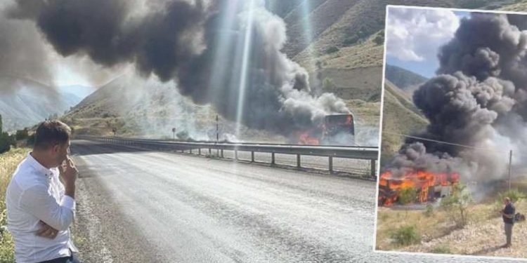 Seyir halindeki otobüs alev topuna döndü, sürücünün dikkati yolcuları kurtardı