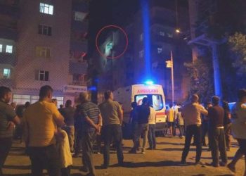 Siirt’te erkek vahşeti: Boşanma basamağındaki eşinin konutunu basıp ateşe verdi, akabinde intihar etti!