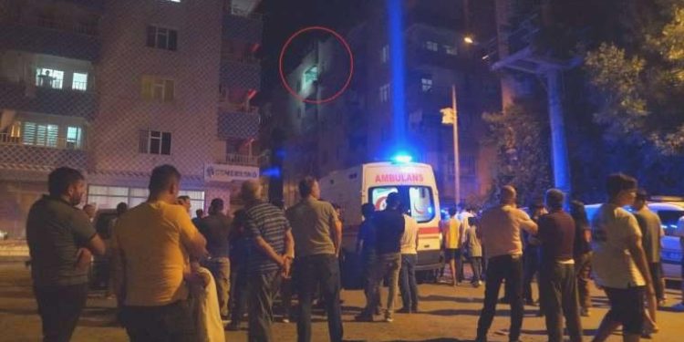 Siirt’te erkek vahşeti: Boşanma evresindeki eşinin konutunu basıp ateşe verdi, akabinde intihar etti!