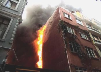 Son Dakika: Beyoğlu’nda 5 katlı binada yangın