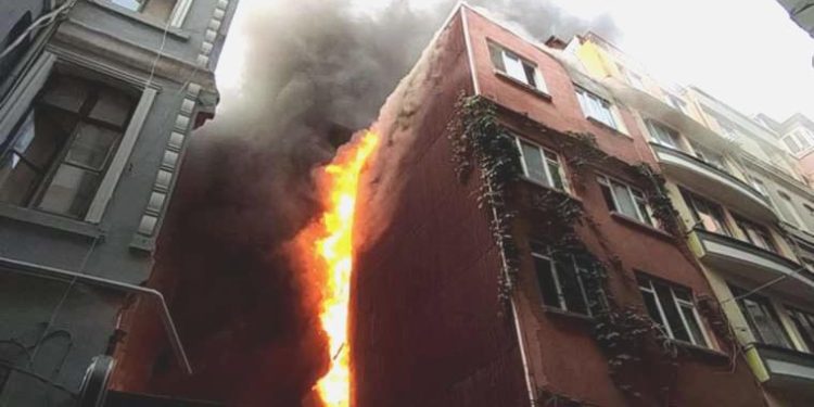 Son Dakika: Beyoğlu’nda 5 katlı binada yangın