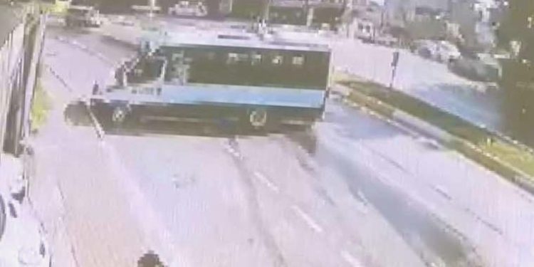 Sultanbeyli’de mazot dökülen yolda 7 araç kaza yaptı