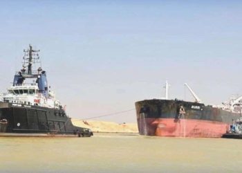 Süveyş Kanalı’nda karaya oturan LNG yüklü tankere petrol tankeri çarptı