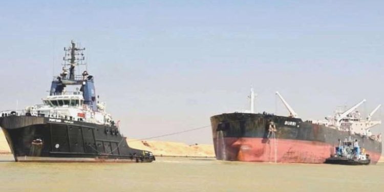 Süveyş Kanalı’nda karaya oturan LNG yüklü tankere petrol tankeri çarptı