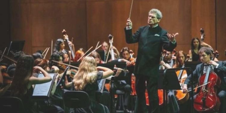 Türkiye Gençlik Filarmoni Orkestrası, AKM’deki performansıyla turneye başladı