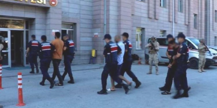 Türkiye’ye kaçak yollarla girmişler… 4 IŞİD üyesi tutuklandı!