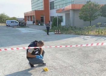 Uzman çavuş kendisini döven kız arkadaşının yakınlarını bacaklarından vurdu