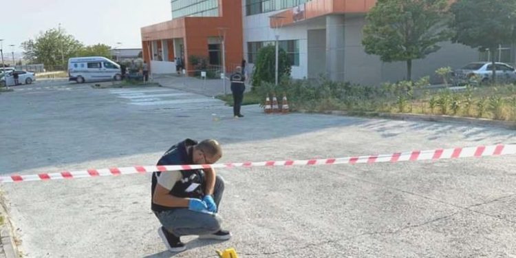 Uzman çavuş kendisini döven kız arkadaşının yakınlarını bacaklarından vurdu