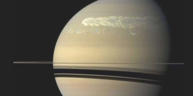 Yeni çalışma: Satürn’de fırtınalar yüzlerce yıl sürüyor!