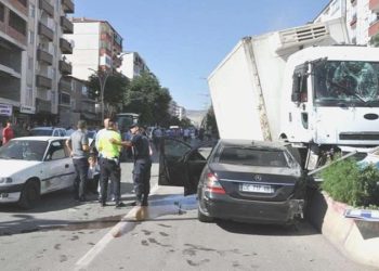 Yozgat’ta kamyon, 8 araca çarptı! Ortalık savaş alanına döndü…