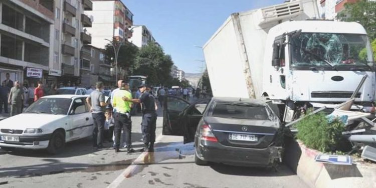 Yozgat’ta kamyon, 8 araca çarptı! Ortalık savaş alanına döndü…