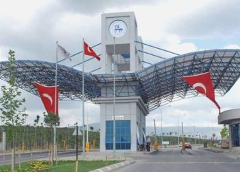 Yüksekokul müdürü eğitimcileri kovdu, yerlerine kardeşini işe aldı: İngiliz gitti ‘kardeş’ geldi!