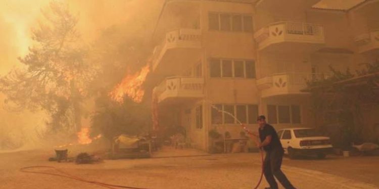 Yunanistan’da Türk köylerine sıçrayan yangın denetim altına alındı