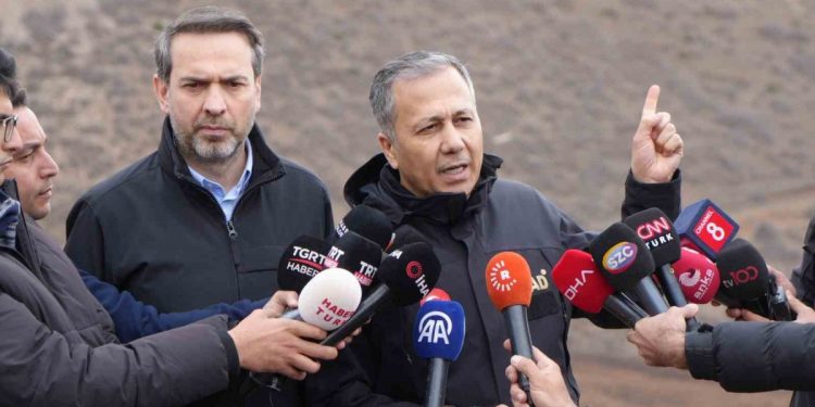 Maden faciasında, heyelan riski nedeniyle arama faaliyetleri durduruldu